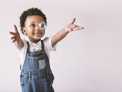 Kind spielt im Freien