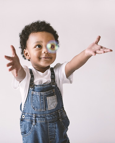 Niño jugando con burbuja
