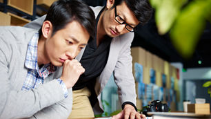 Japoneses são mais felizes no trabalho presencial do que os brasileiros, aponta estudo da Korn Ferry