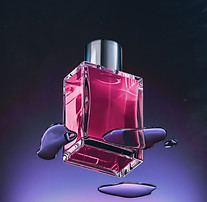 Bottiglia di profumo rosa