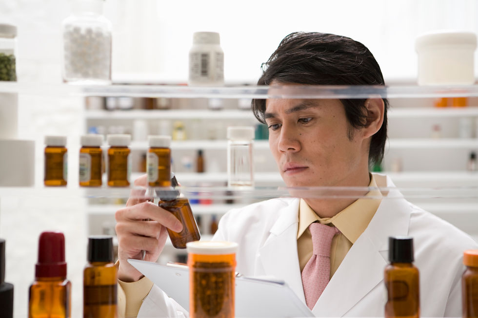 Фармацевт проверяет лекарство