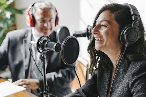Un hombre y una mujer participando en un programa de radio.