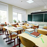 Aula sin alumnos