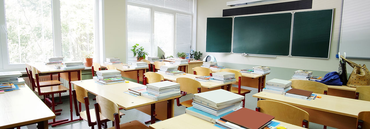 Aula sin alumnos