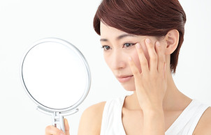 肌荒れに悩む女性