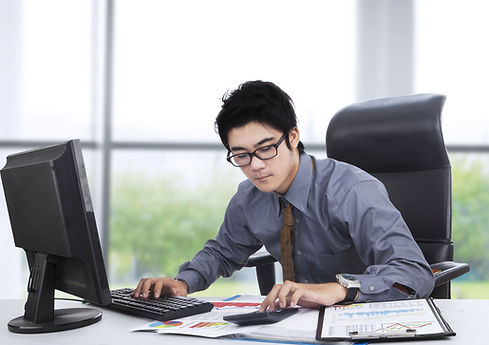 デスクワークをする男性