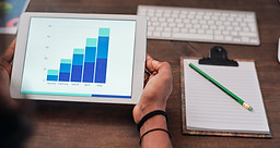 Graphique sur l'écran de la tablette numérique.