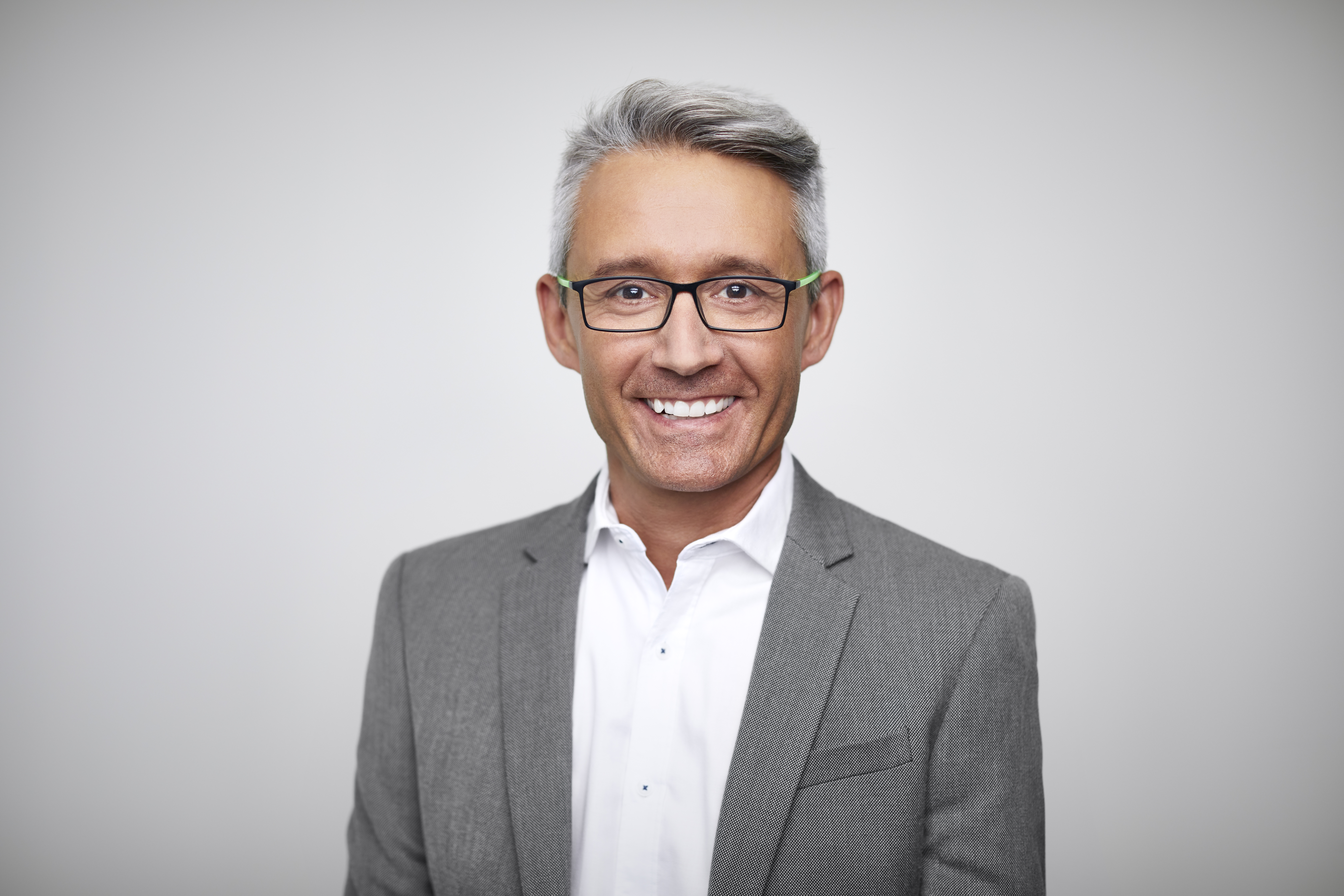 Hombre de traje gris