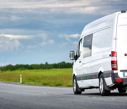 Weißer Lieferwagen fährt