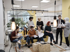 Equipo de profesionales reunidos en una oficina colaborando en la planificación del Plan de Formación Anual de la empresa.