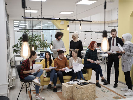 Equipo de profesionales reunidos en una oficina colaborando en la planificación del Plan de Formación Anual de la empresa.
