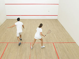 Couple jouant au squash