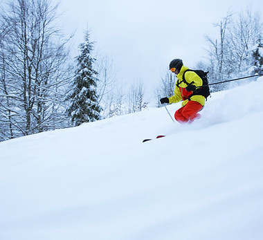 Faire du ski sur la pente