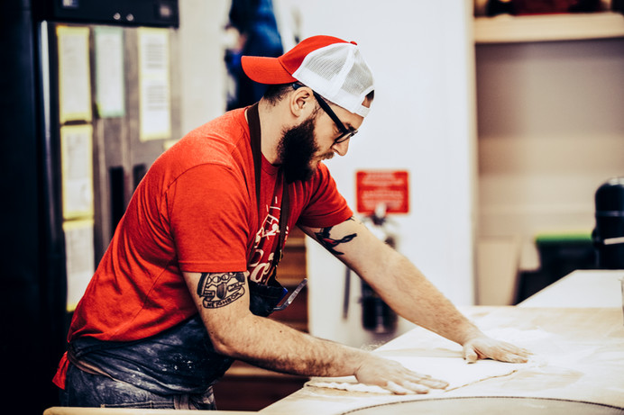 Chef che prepara la pizza 