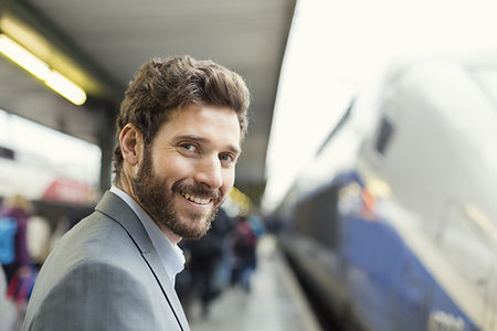 Homme qui attend le train