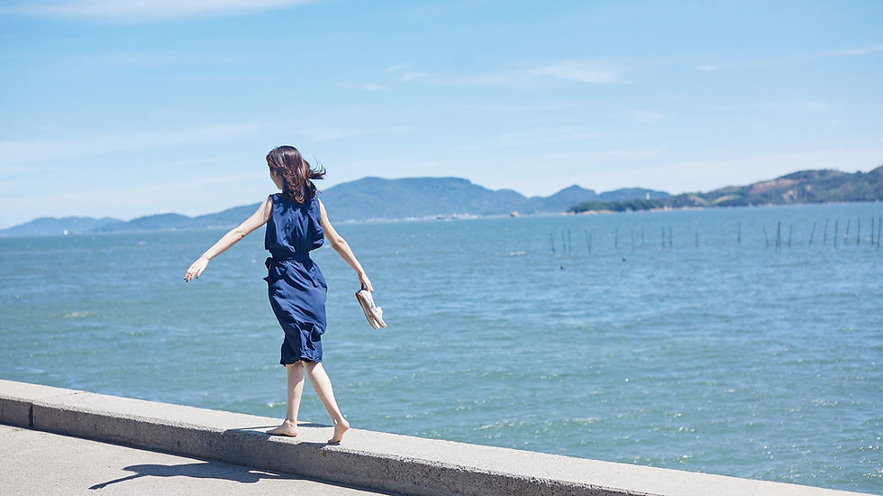 海辺を歩く女性