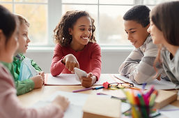 élève en groupe qui effectuent correction de travail