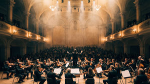Ein Dirigent dirigiert ein Orchester