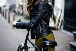 Vrouw met fiets