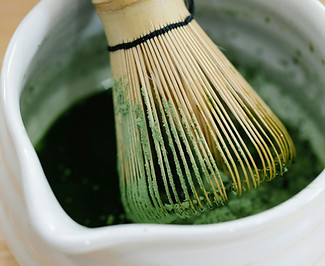 ボウルに抹茶泡立て器