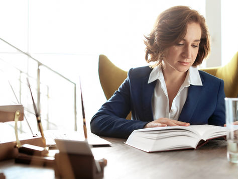 Directora leyendo sobre las autoridades educativas en México