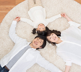 リビングで寝転がる家族 ファミリー 親子