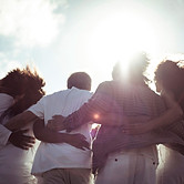 Groupe s'embrassant ensemble