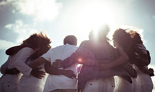 Groupe s'embrassant ensemble