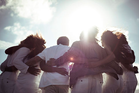 Groupe s'embrassant ensemble