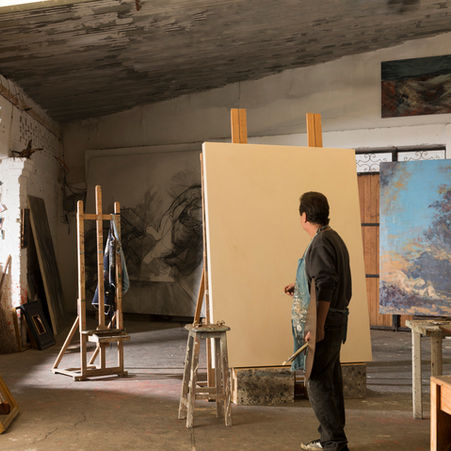 homem em seu atelier de pintura