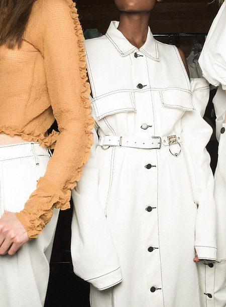 Femmes habillées en blanc