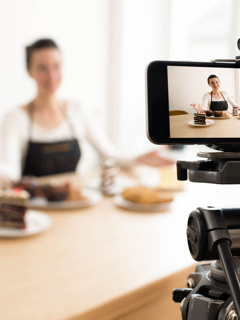 Création de contenu vidéo pour Instagram Reels et Instagram Series à l'aide d'un smartphone sur trépied