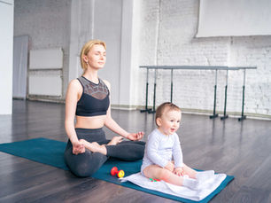 Yoga postnatal con tu bebé: ¿por qué hacerlo?