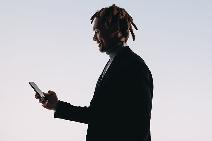 Hombre usando teléfono inteligente