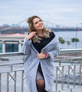 Model posiert am Balkon