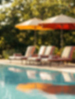 Chaises longues au bord de la piscine