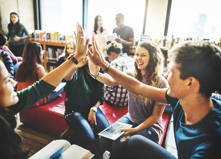 Menschen, die ein High Five geben