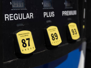 La comunidad hispana de Kansas enfrenta el alza de la gasolina