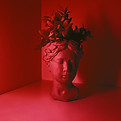 Rot getönte Skulptur