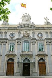 Priečelie verejnej budovy s architektonickou výzdobou