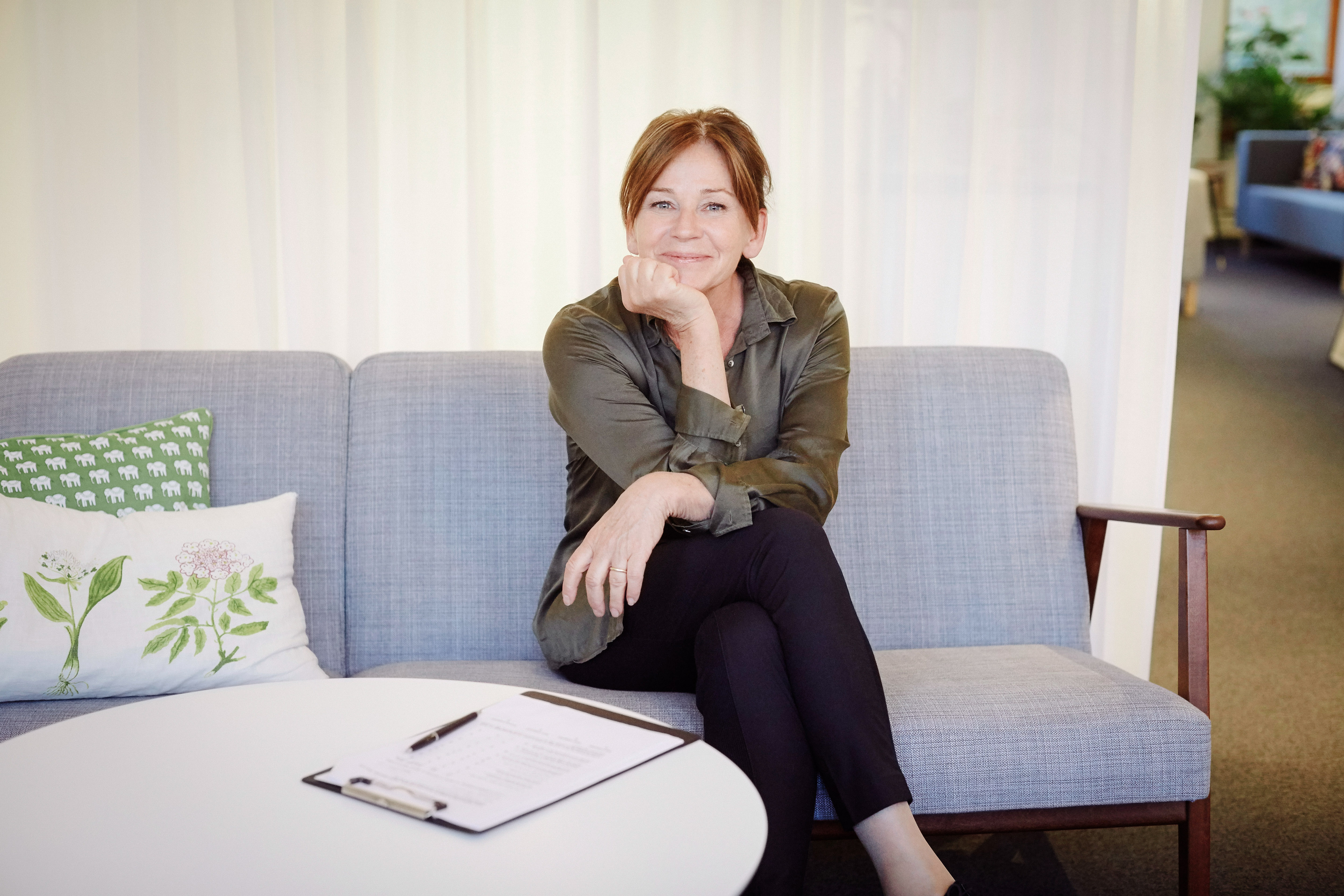 Frau auf dem Sofa mit Notizen