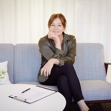 Femme sur le canapé avec des notes
