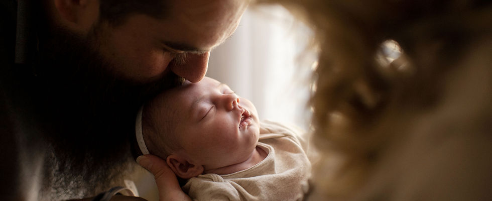 Elternteil küsst Baby