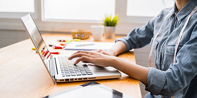 彼女のラップトップで