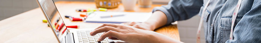 彼女のラップトップで