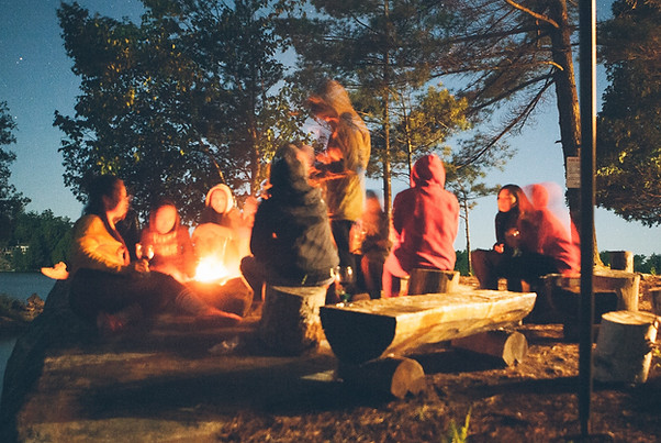 Am Lagerfeuer sitzen