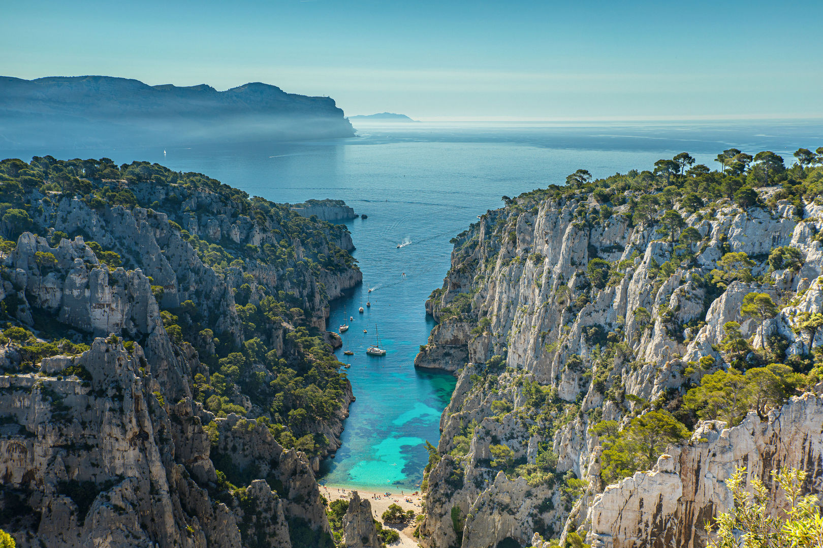 Calanques de Cassis vues du ciel, eau turquoise entre les falaises blanches