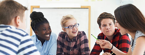 Discussão em grupo de estudantes