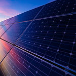 Puesta de sol en los paneles solares