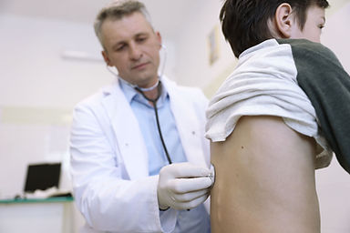 Médico examina a joven paciente